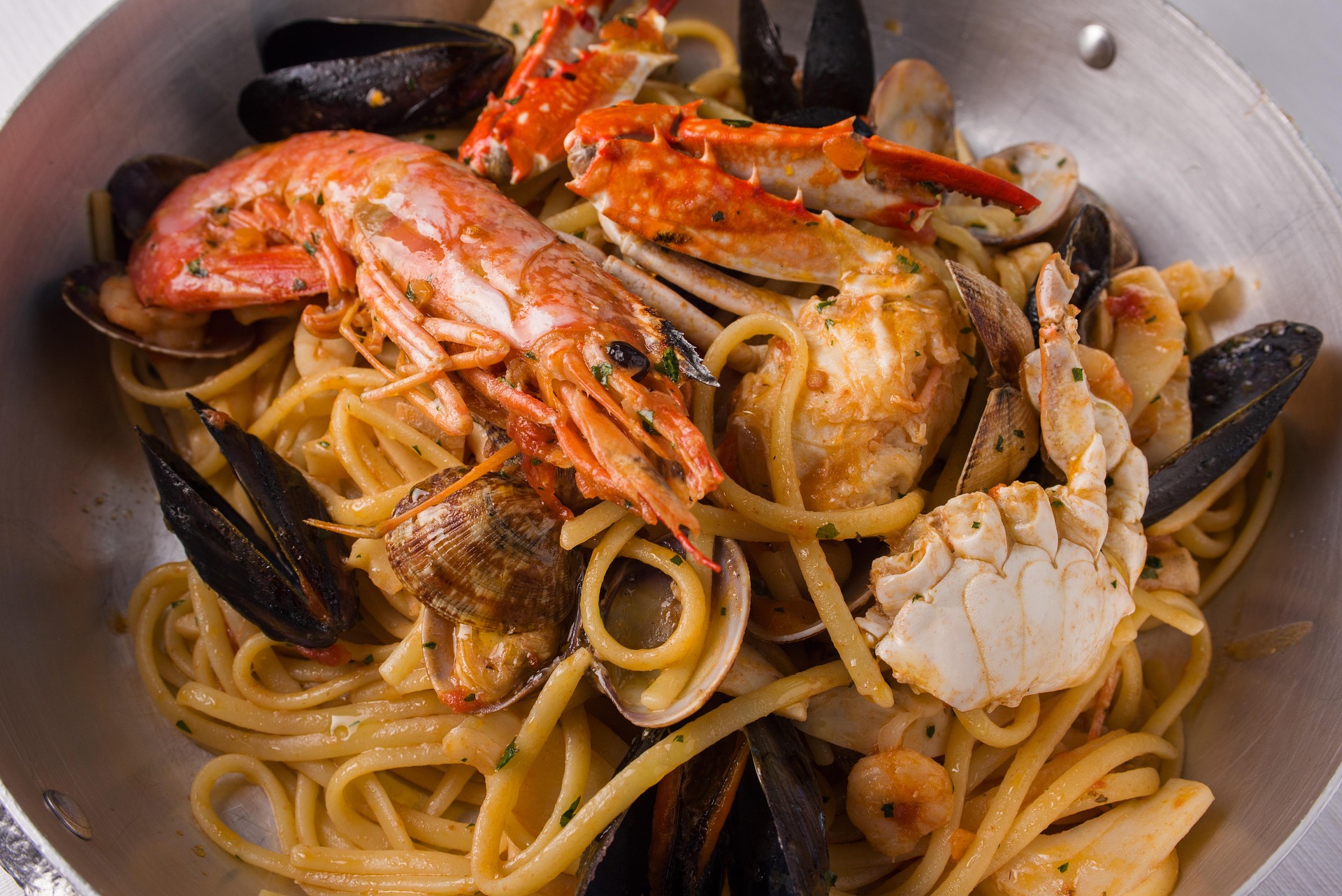 Seafood linguine with mussels and prawns